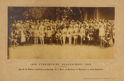 300546 Groepsportret van de deelnemers aan de maskerade met als thema de intocht van aartshertog Matthias te Brussel op ...